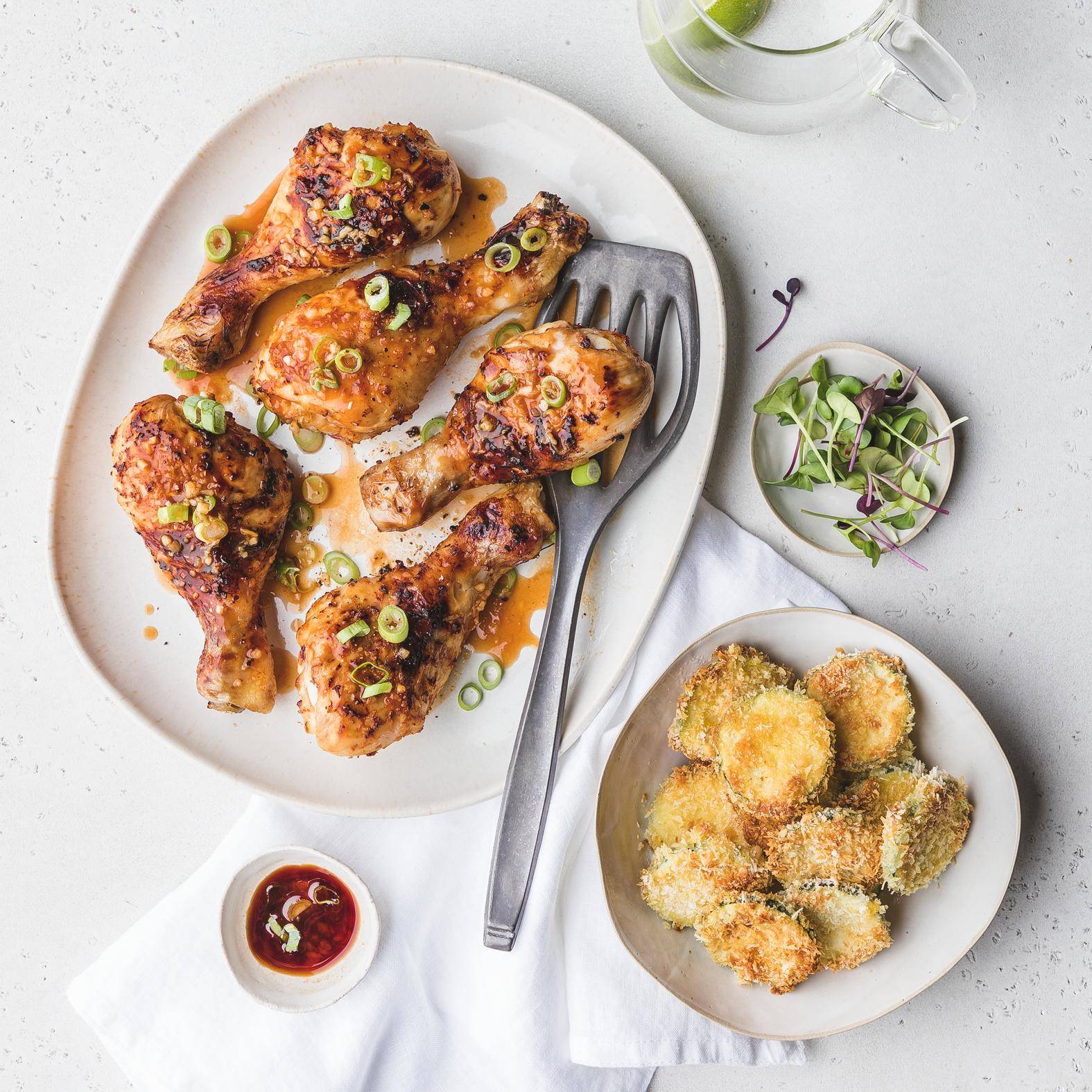 Kipdrumsticks met knoflook en gepaneerde courgettes met parmezaan - Recepten Dual EasyFry&Grill | Tefal