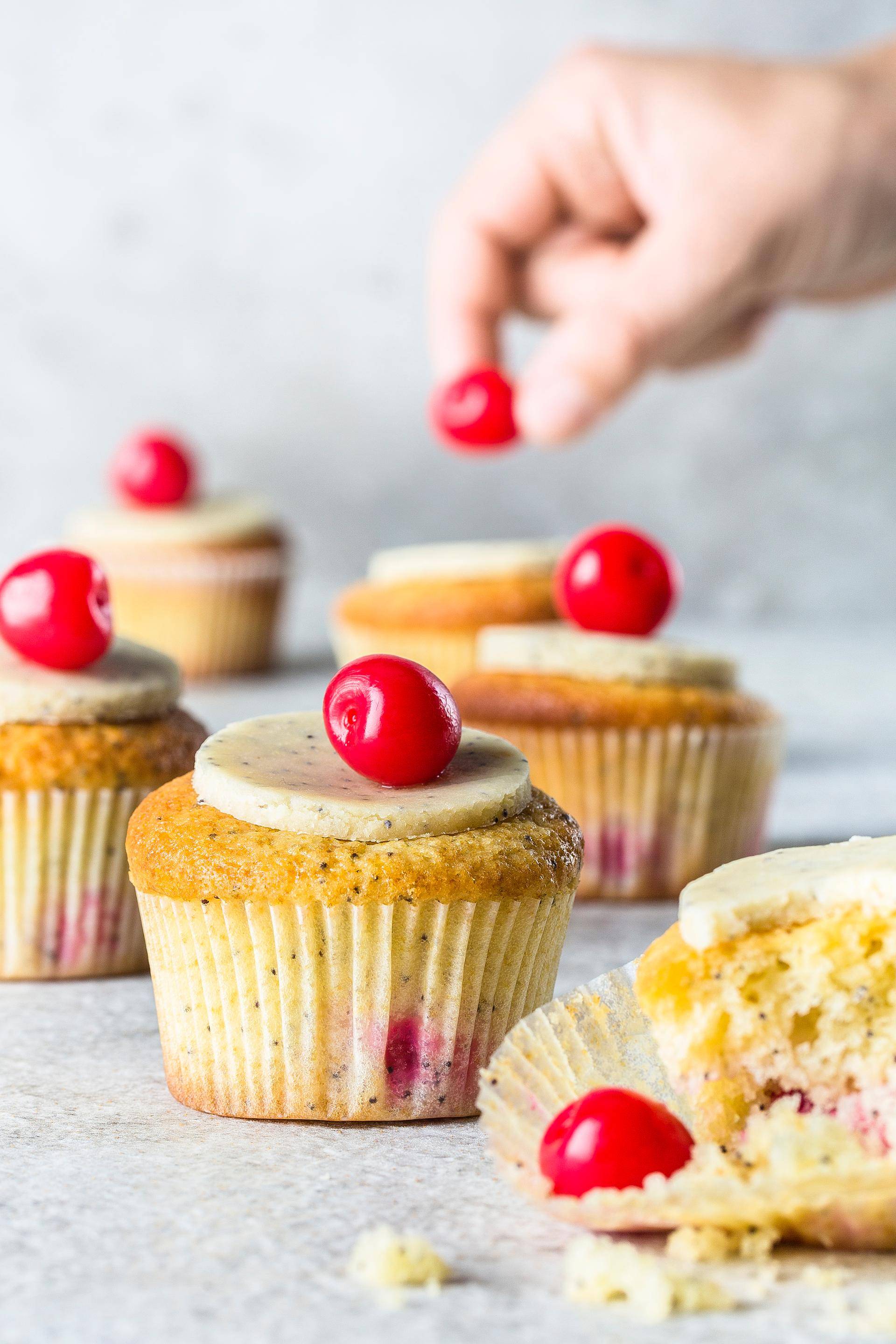 Kersencupcakes met maanzaad - Recepten Cake Factory | Tefal