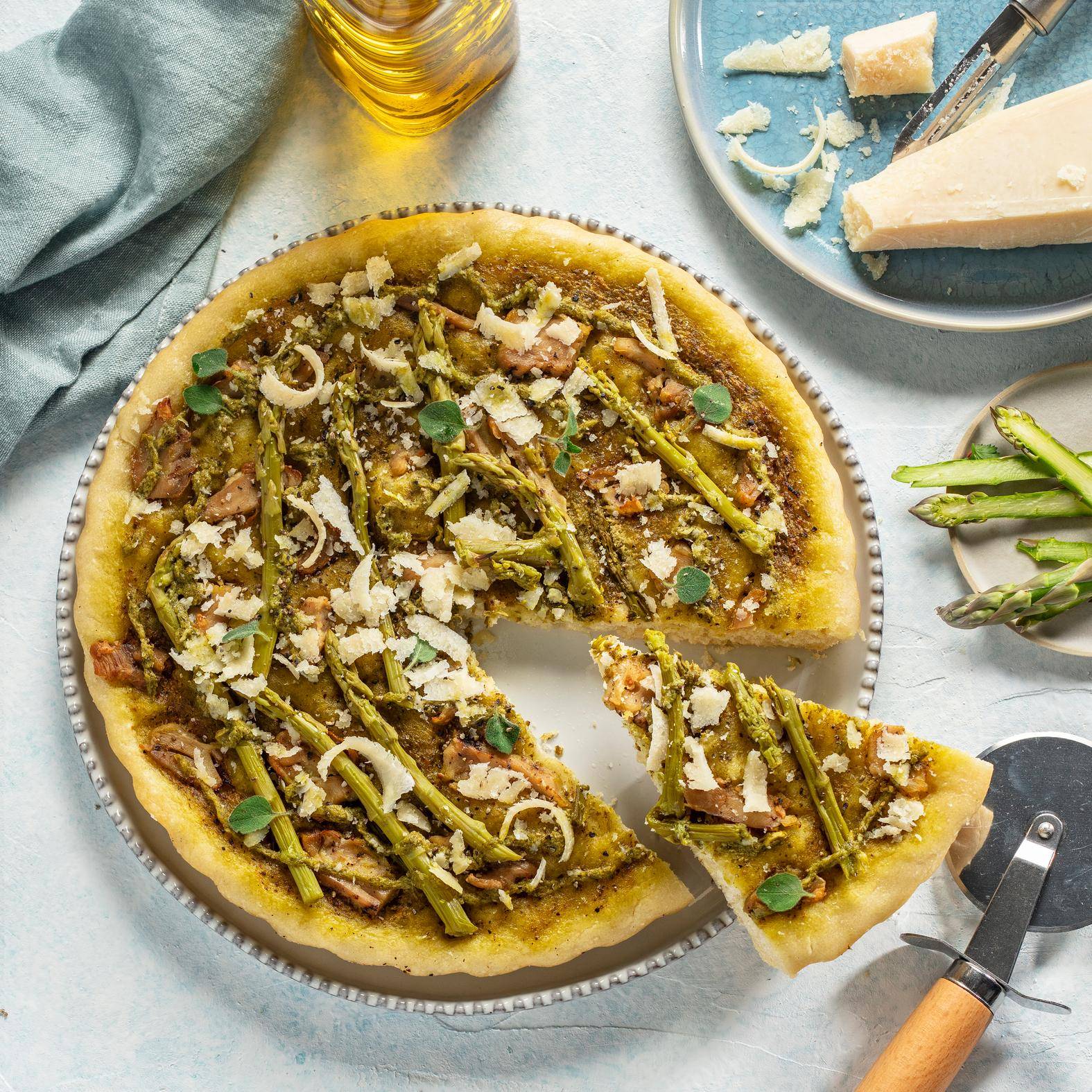 Pizza Primavera met pesto, kip en groene asperges - Recepten Easy Fry XL Surface | Tefal