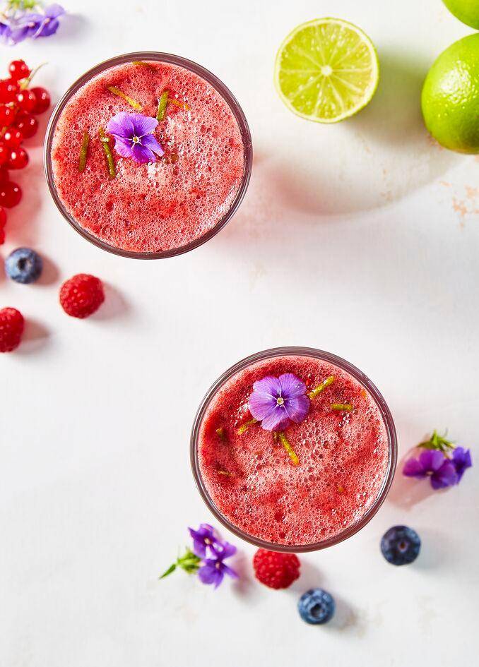Cocktail van rode bessen, limonade en viooltjes - Recepten Perfectmix + | Tefal