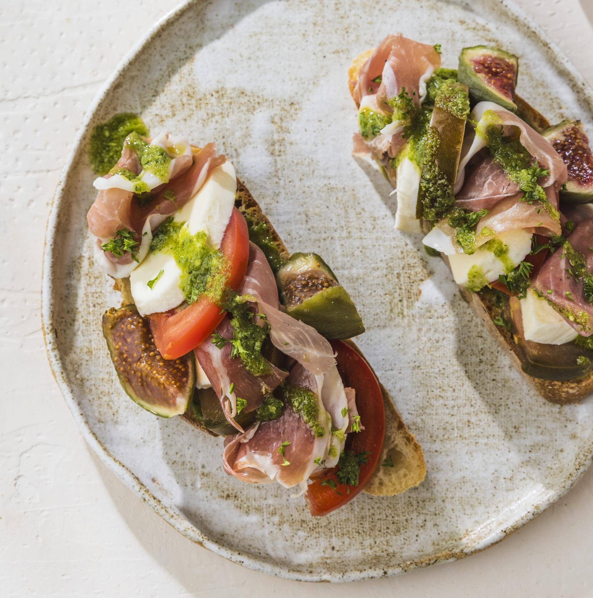 Bruschetta met pesto, gerookte ham en vijgen - Recepten Electric Pizza oven | Tefal