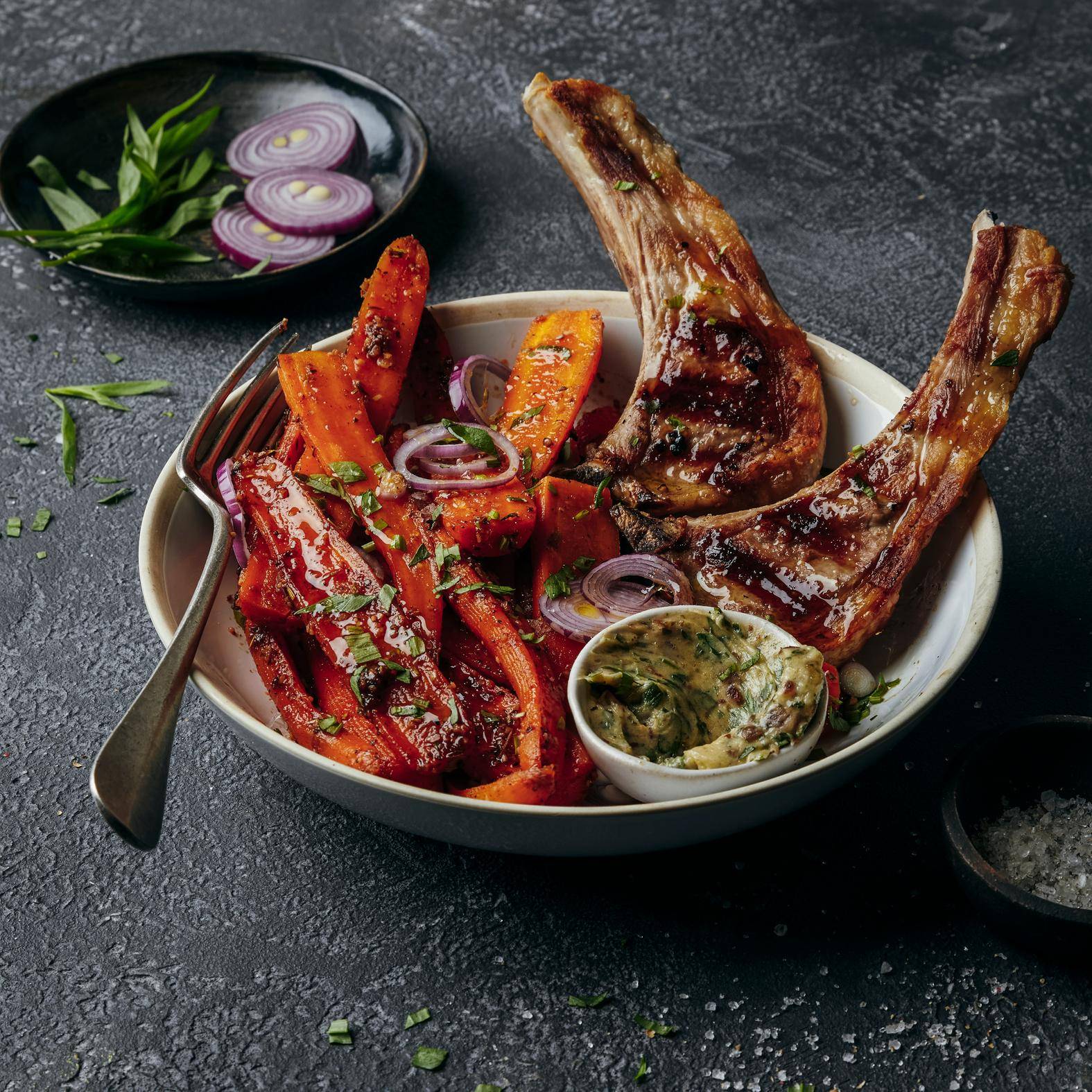 Lamskoteletjes met dadels en gekruide geroosterde wortels - Recepten OptiGrill 4in1 | Tefal