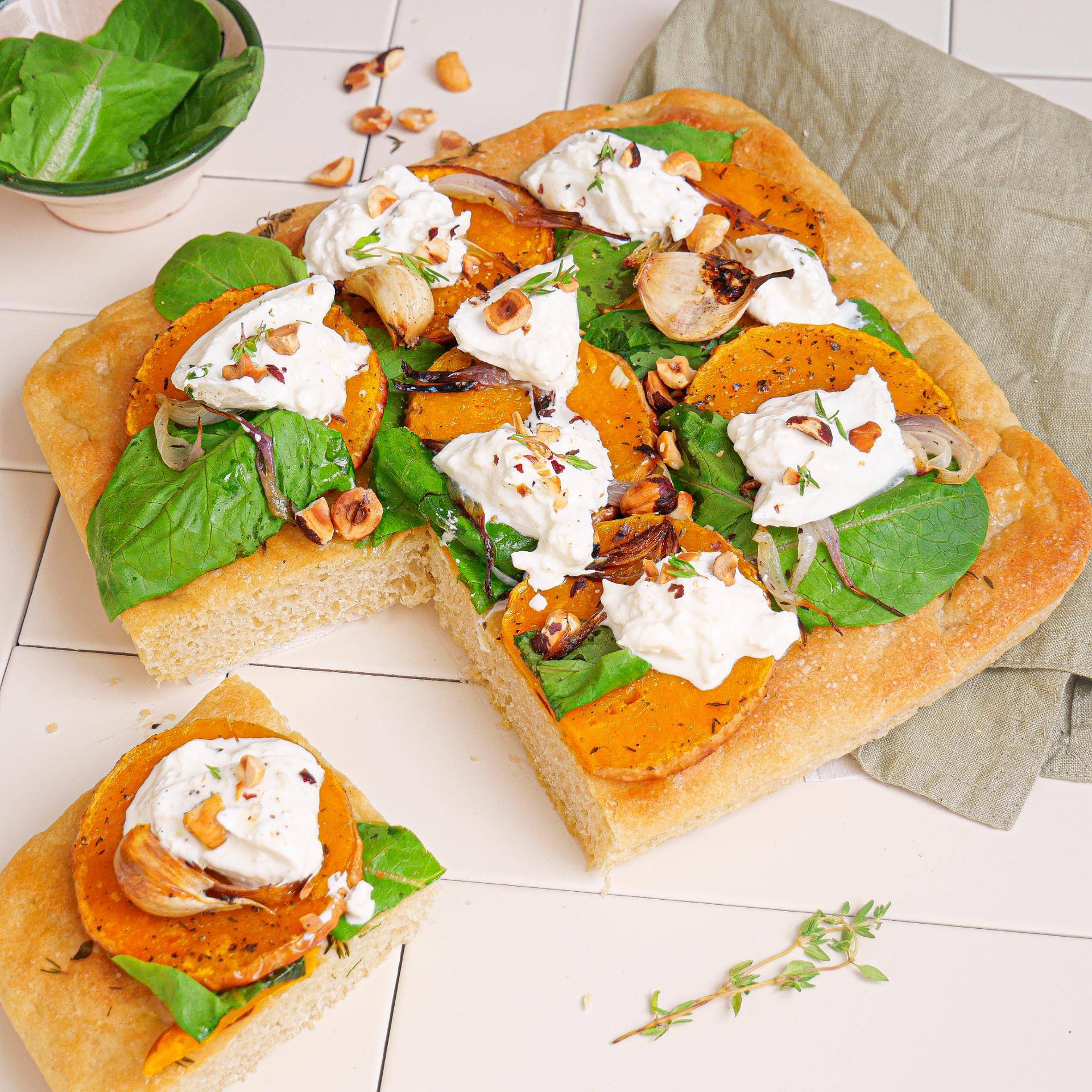 Focaccia met geroosterde pompoen, burrata, hazelnoten en spinazie - Recepten Easy Fry Mega | Tefal