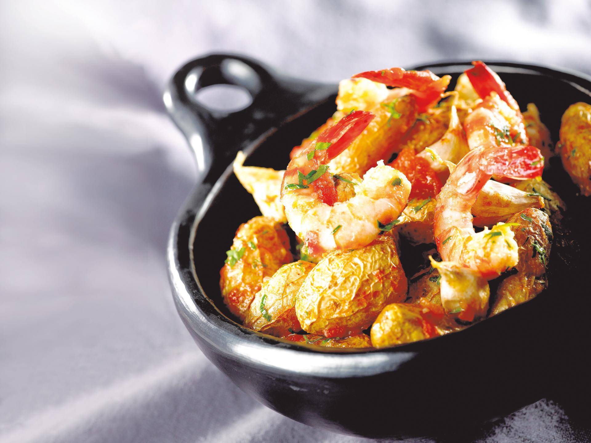 Krielaardappelen, knoflook in een jasje, gekonfijte tomaten en garnalen - Recepten Actifry Express 1kg | Tefal