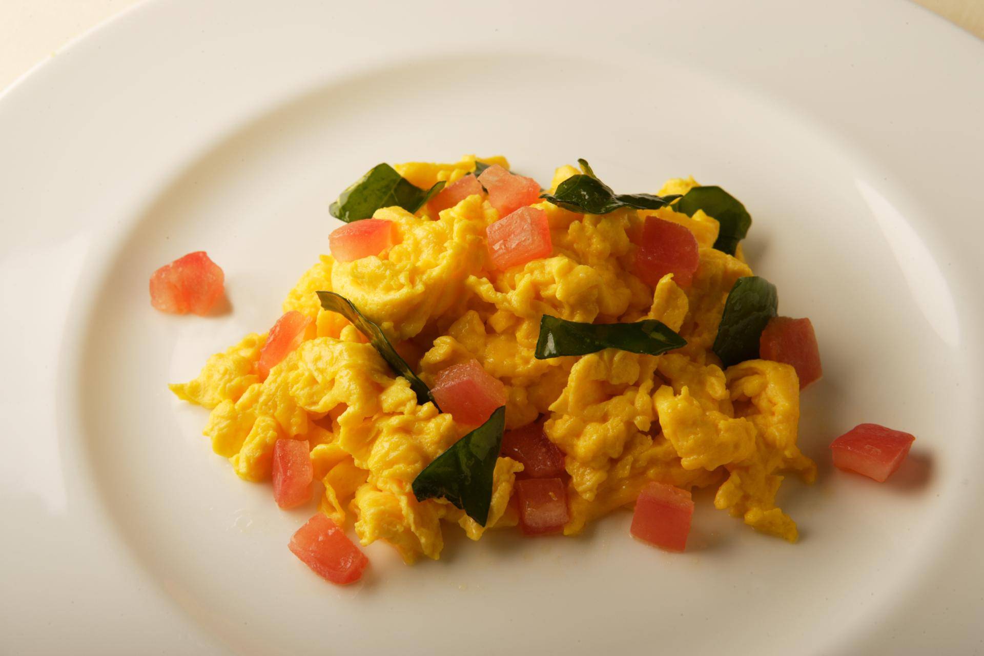 Roereieren met gebakken spinazie en tomaten - Recepten Actifry Original 1kg | Tefal