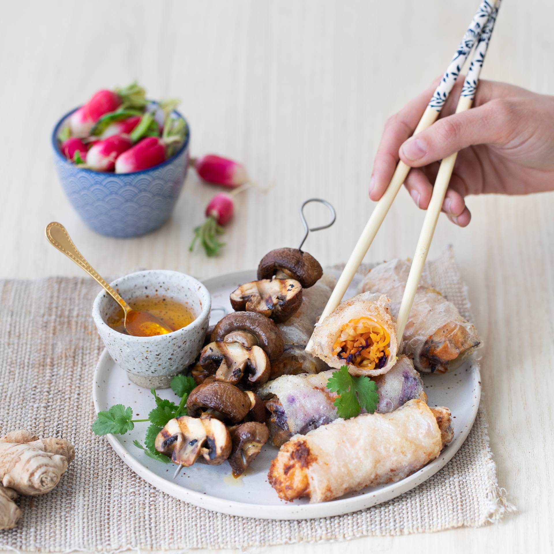 Paddenstoelspiesjes en vegetarische loempia's - Recepten EASY FRY & GRILL 2 in 1 XXL | Tefal