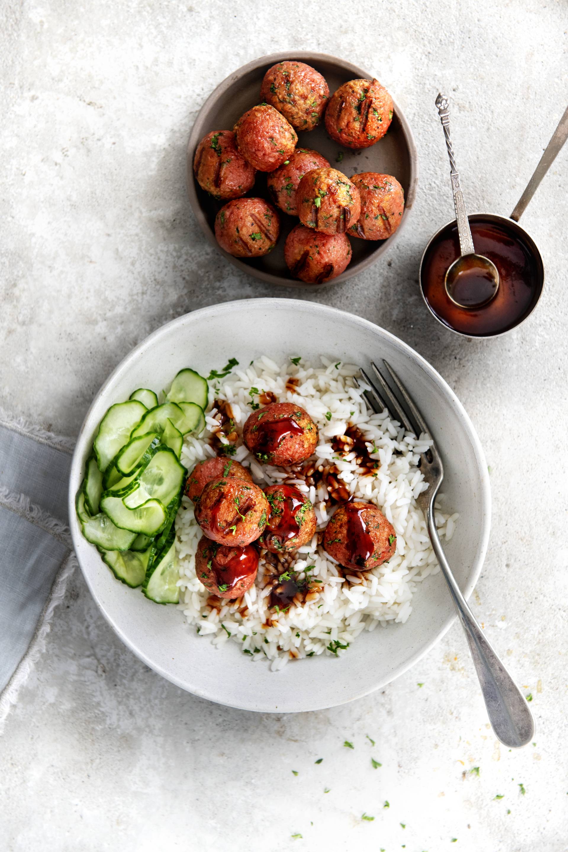 Vegetarische gehaktballetjes met honing-ketjapsaus en komkommerpickles - Recepten EASY FRY & GRILL 2 in 1 DIGITAL | Tefal