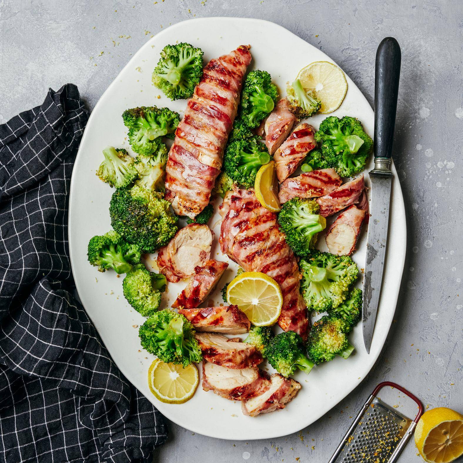 In bacon verpakte geroosterde kip met broccoli, knoflook en citroen - Recepten OptiGrill 2in1 | Tefal
