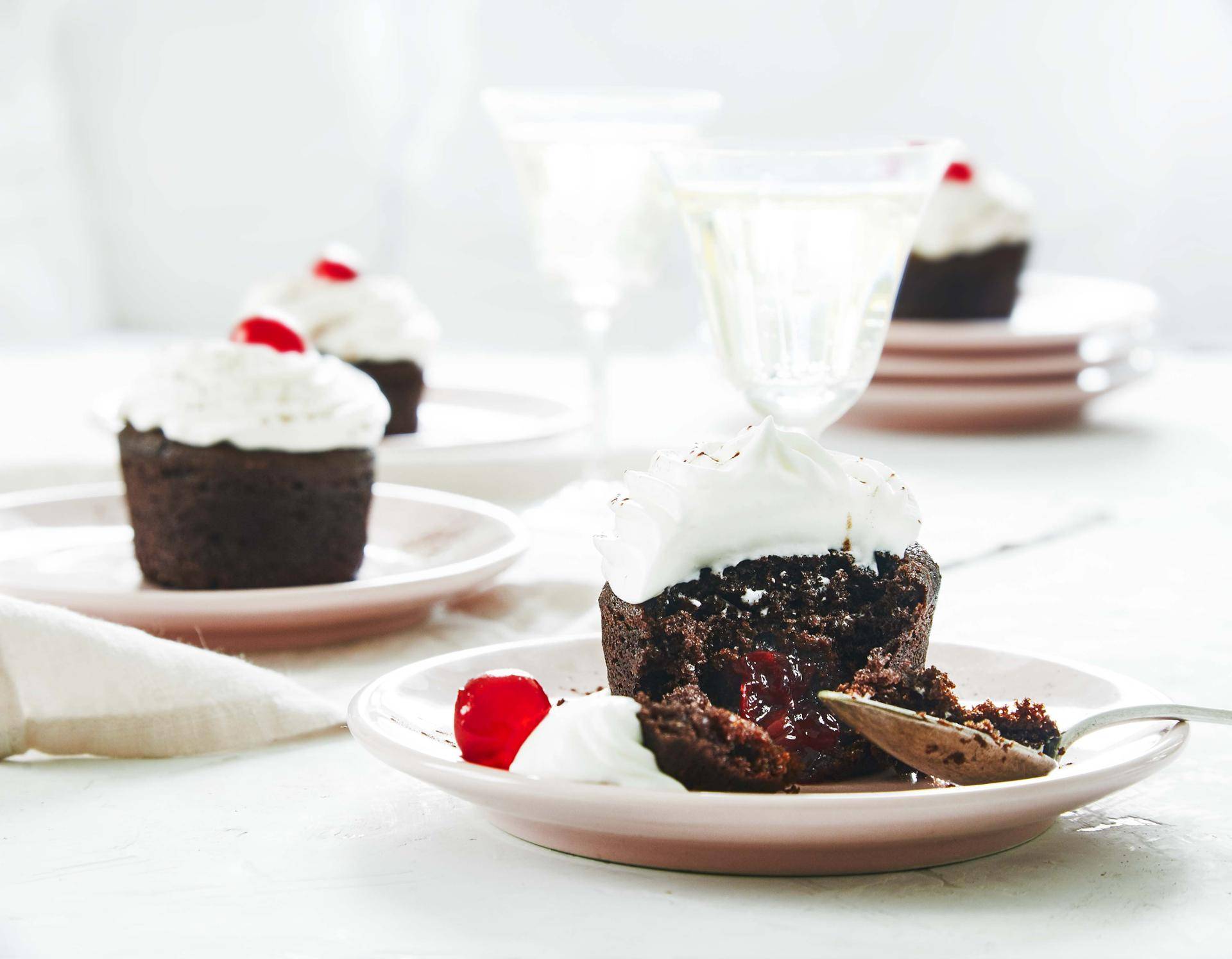 Chocoladecakejes met vloeibare kersenvulling - Recepten Cake Factory | Tefal