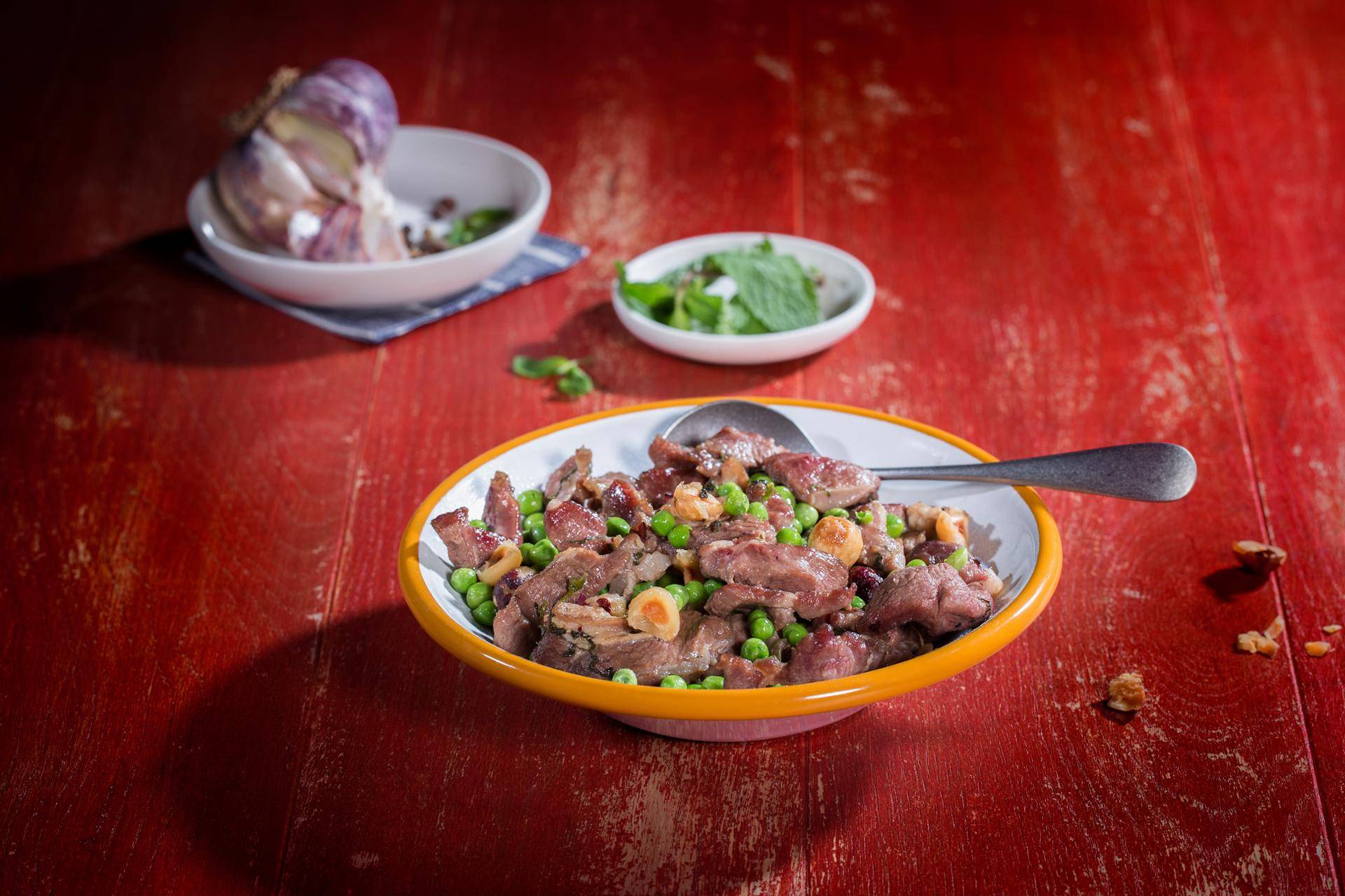 Gebraden lam met hazelnoot en munt, geserveerd met doperwtjes - Recepten Actifry Genius | Tefal