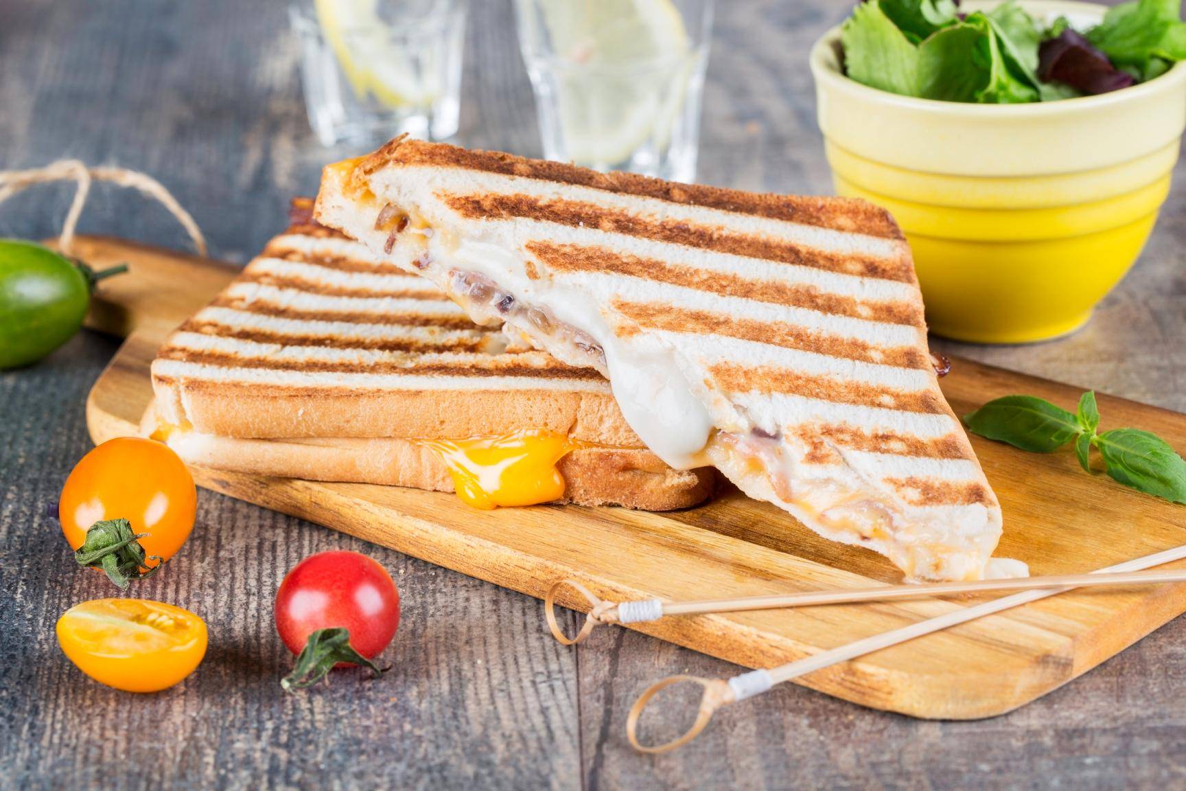 Sandwiches met gegrilde kaas en bacon - Recepten OptiGrill XL | Tefal