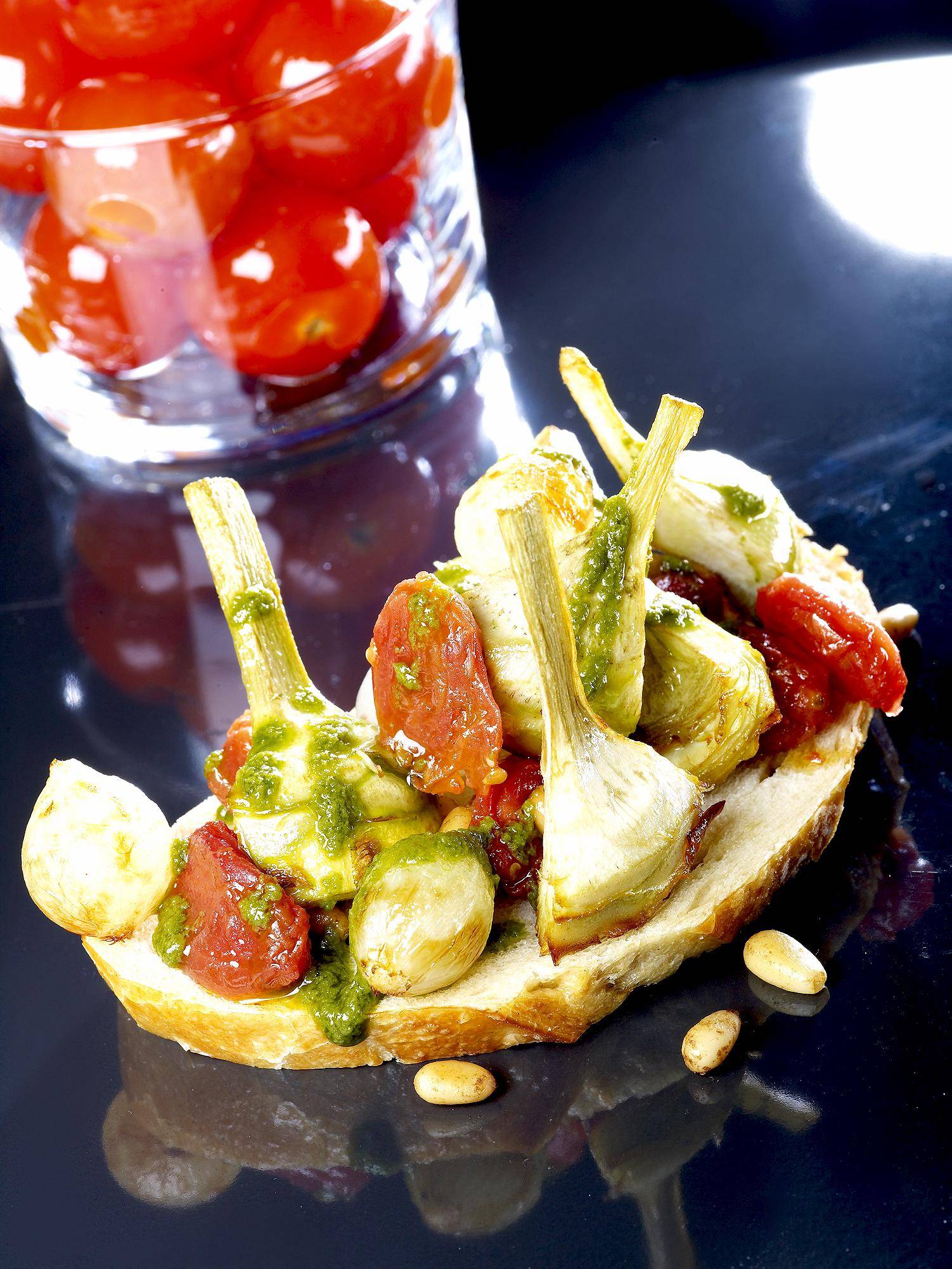 Crostini met gegrilde kerstomaatjes en gemarineerde artisjokken - Recepten Actifry Genius | Tefal