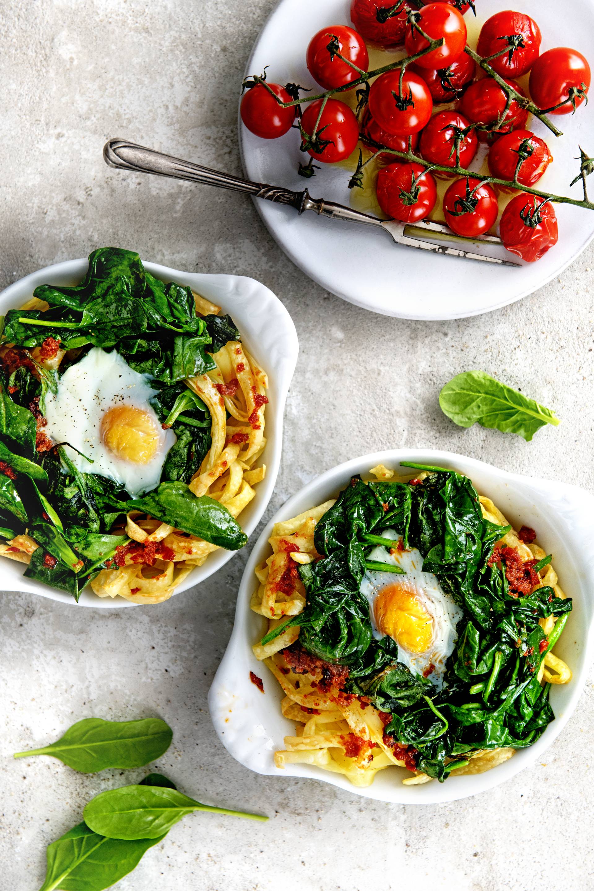 Tagliatellenestjes met spinazie, tomatentapenade en ei - Recepten EASY FRY & GRILL 2 in 1 DIGITAL | Tefal