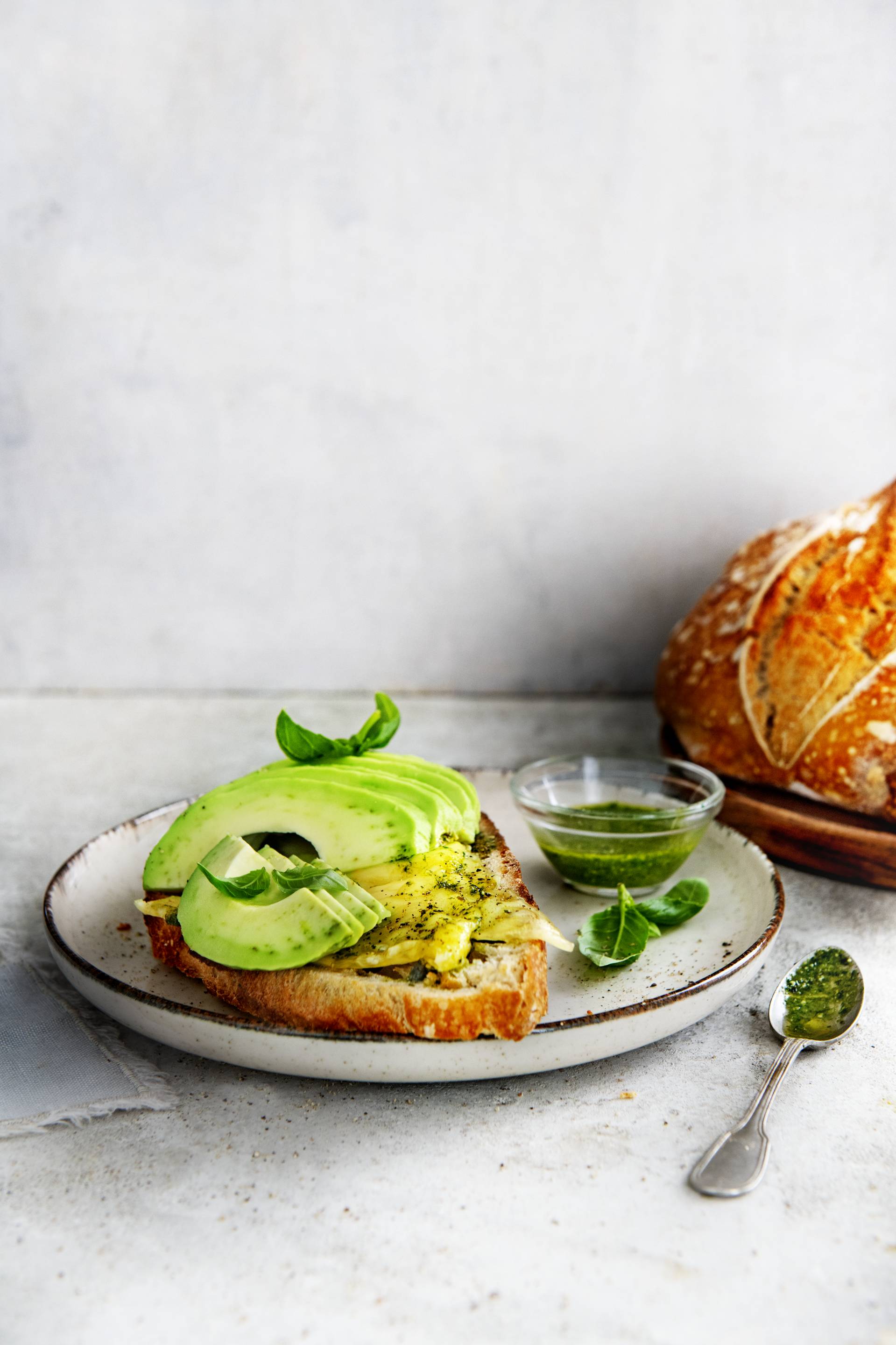 Avocadotoast met basilicumspread en vegan mozzarella - Recepten EASY FRY & GRILL 2 in 1 DIGITAL | Tefal