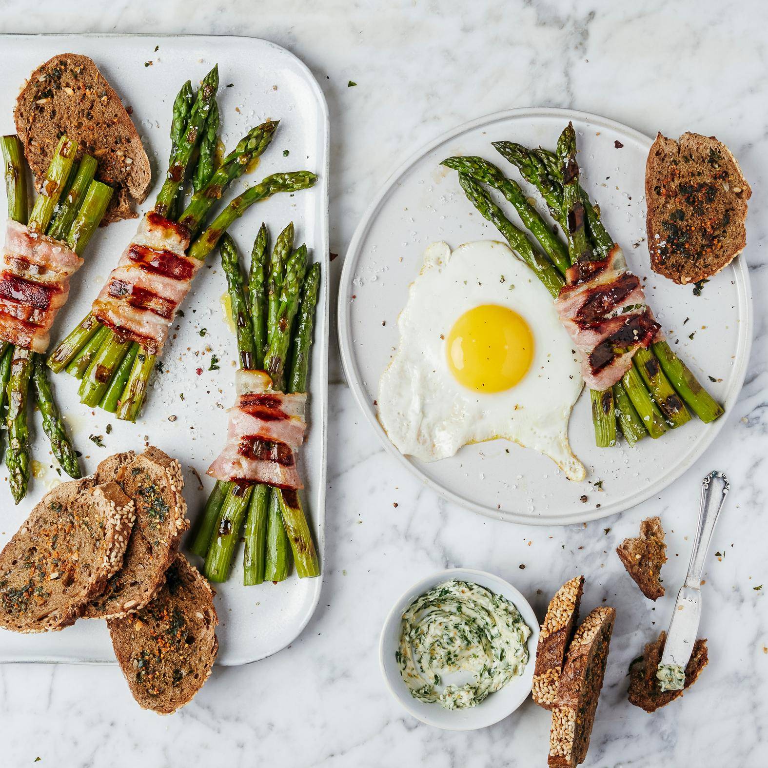 Gegrilde asperges met bacon en gebakken eieren - Recepten OptiGrill 2in1 | Tefal