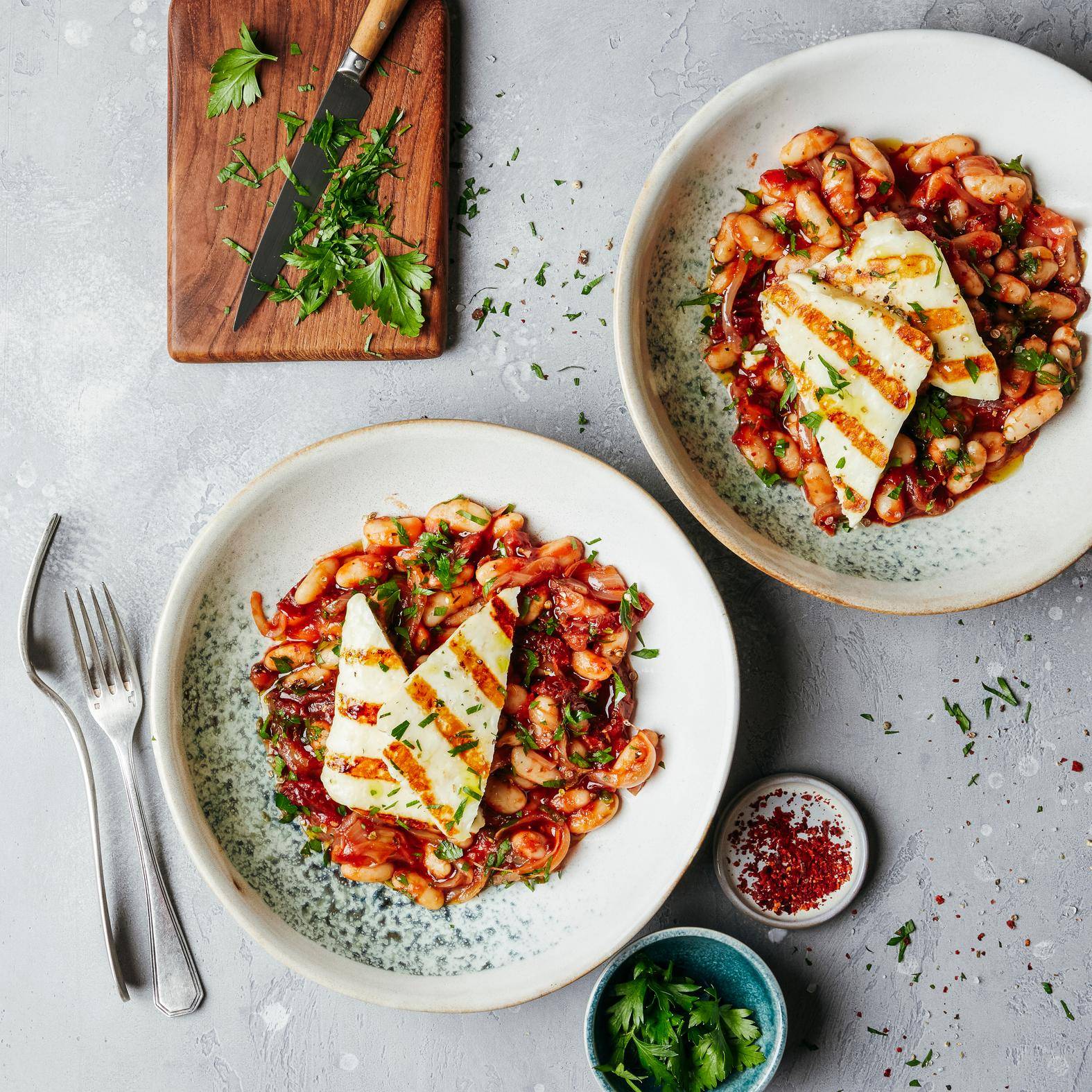 Witte bonen met tomaten en gegrilde halloumi - Recepten OptiGrill 2in1 | Tefal