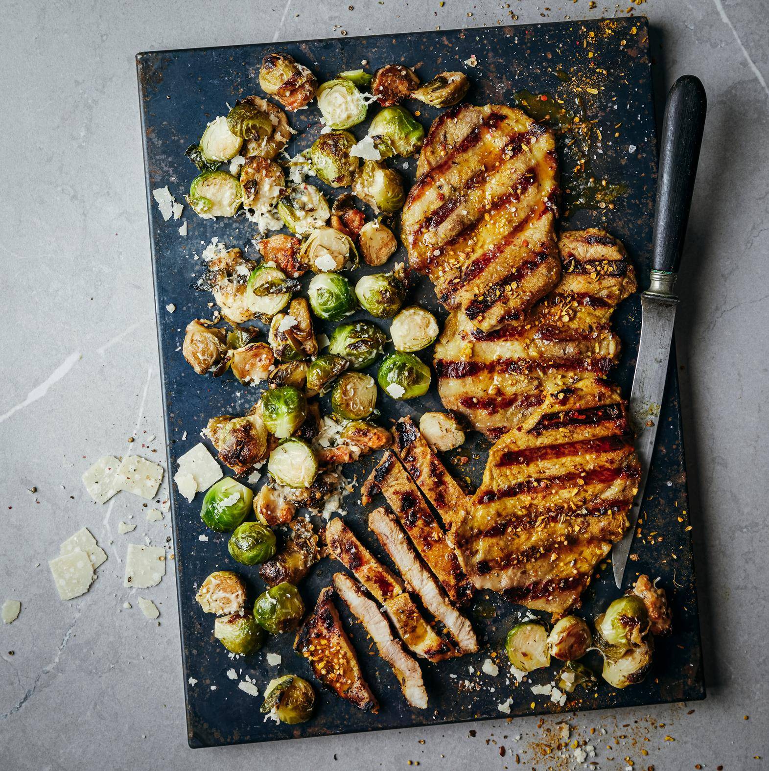 Gegrilde varkenslende en spruitjes met Parmezaanse kaas - Recepten OptiGrill 2in1 | Tefal